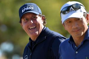 Mickelson shoots 66 to stay ahead at Desert Classic