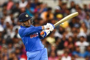 India Vs Australia: MS Dhoni receives a rousing welcome at Melbourne Cricket Ground - Watch