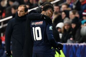Paris Saint-Germain 2 Strasbourg 0: Neymar suffers injury scare in Coupe victory
