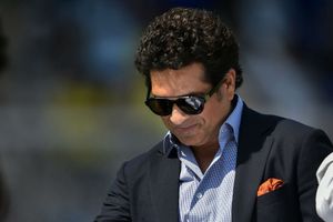 Tendulkar expects Dhoni to control the game from one end now