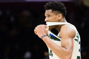 NBA wrap: Antetokounmpo helps Bucks dominate Nets; Rockets beat Suns
