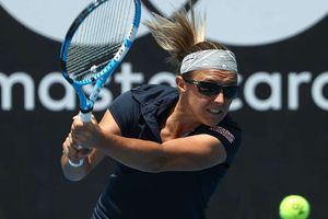 Flipkens withdraws as Larsson is beaten in Budapest