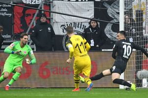 Eintracht Frankfurt 1 Borussia Dortmund 1: Favre's men move seven clear