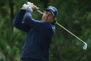 Duo share lead, Mickelson hits every fairway for first time in two decades