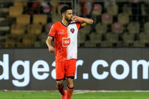 ISL feature: Ferran Corominas can do it all