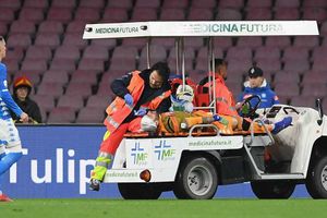 Napoli goalkeeper Ospina given all clear after head injury
