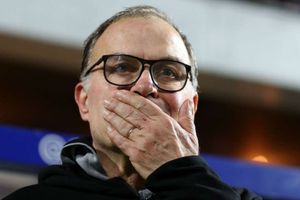 Leeds United 1 Aston Villa 1: Bielsa gesture secures Blades promotion