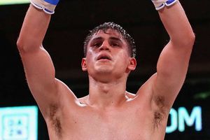 Roman beats Doheny to unify super-bantamweight titles