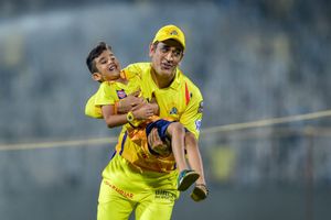Dhoni joins Watson and Tahir's sons in playful run
