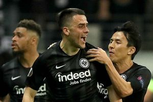 Eintracht Frankfurt 2 Benfica 0 (4-4 agg): Hutter's men through on away goals after controversial Kostic opener