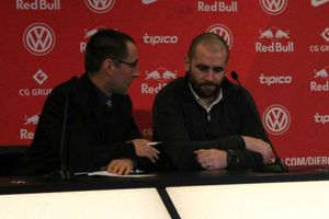 Mitchell delaying Leipzig future decision amid Man Utd links