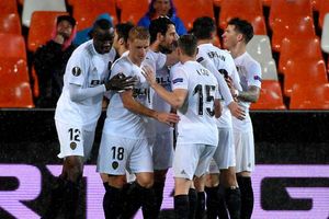 Valencia 2 Villarreal 0 (5-1 agg): Lato and Parejo set up Arsenal semi-final clash