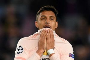 Sanchez apologises to Manchester United fans after disastrous season