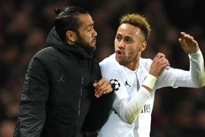 Should I bet the Eiffel Tower? - Dani Alves confident Neymar will stay at PSG