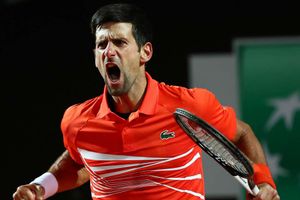 Djokovic smashes Roland Garros floor with medicine ball