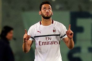 Fiorentina 0 AC Milan 1: Calhanoglu keeps up pressure in top-four race