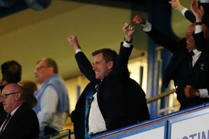 Hoyle agrees Huddersfield Town sale