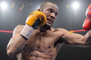 Williams upsets Hurd to win light-middleweight titles