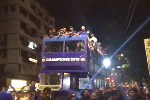 IPL 2019: Rohit Sharma-led Mumbai Indians carry out victory procession on the roads of Mumbai - Watch