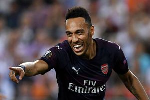 Valencia 2 Arsenal 4 (3-7 agg): Aubameyang treble books Baku berth