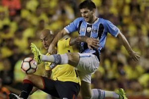 Arsenal table bid for Gremio centre-back Walter Kannemann