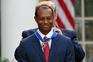 Nicklaus congratulates Tiger Woods for receiving Presidential Medal of Freedom