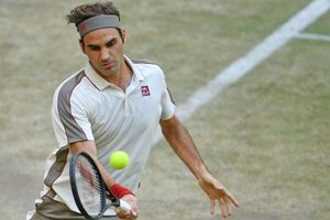 Federer reaches Halle semi-finals, Zverev dumped out