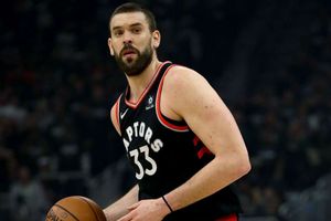 Gasol exercises option, returning to Raptors