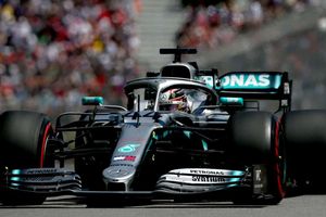 Mercedes face late rush to fix Hamilton's car