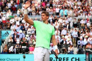 Anderson survives scare to make winning return