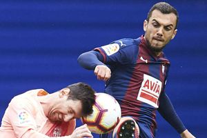 Sevilla beat West Ham to signing of Joan Jordan from Eibar