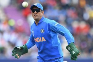 BCCI, sporting fraternity back MS Dhoni as ICC asks to remove 'Balidaan Badge' from his gloves