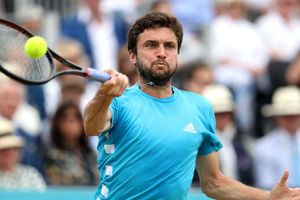 Simon eases through at Eastbourne as Murray heads out