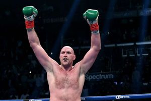Fury impressively stops Schwarz in second round