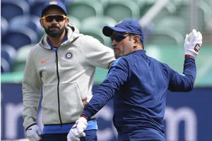 India vs Pakistan: Kohli, Dhoni drive India ahead, feel Abbas, Anwar