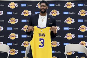 Anthony Davis sidesteps question on long-term future with Lakers