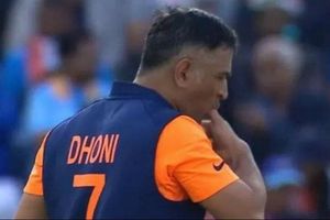 ICC World Cup 2019: MS Dhoni batted with an injured thumb against England, image of him spitting blood goes viral