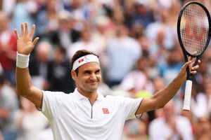 Federer eases into Wimbledon second week