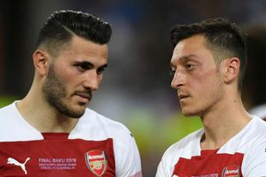 Arsenal's Ozil and Kolasinac targeted in apparent carjacking attempt