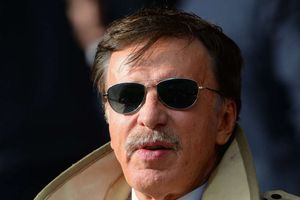 Arsenal fans demand changes from Kroenke