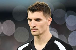 Arsenal-linked Meunier hopes to stay at PSG