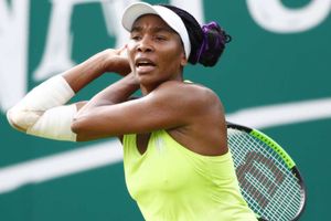 Venus' struggles continue, Azarenka eases through