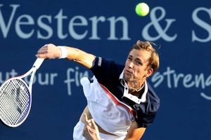 Medvedev dominates as Djokovic awaits in Cincinnati