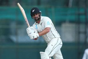De Grandhomme and Watling give Black Caps healthy lead