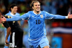 Former Uruguay, Man United forward Forlan retires