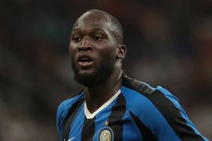 Lukaku tells Man United legend Neville: Don't question my professionalism