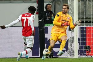 Eintracht Frankfurt 0-3 Arsenal: Saka punishes 10-man hosts