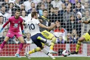 Premier League Wrap: Tottenham 2-1 Southampton: Spurs prevail despite Lloris clanger and Aurier red card