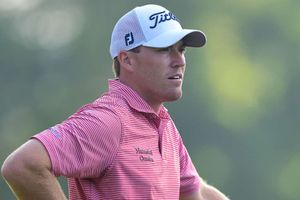 Shelton leads Greenbrier Classic, Im matches Tiger feat
