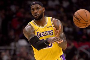LeBron 'just trying to get back to who I am' as Lakers lose opener to Clippers